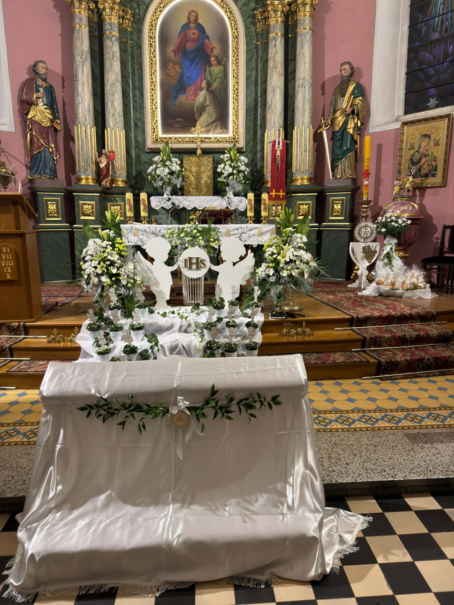 Dekoracja kościoła na Pierwszą Komunię Świętą – Kwiaciarnia Julia Zabrzeg