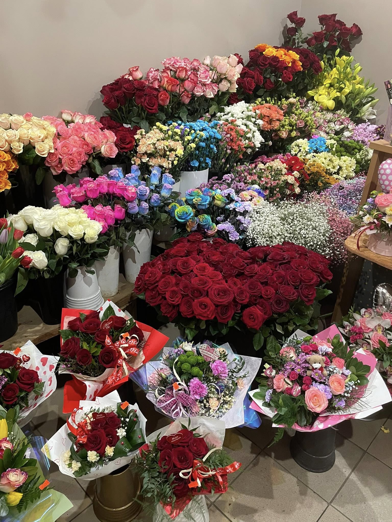 Wnętrze Kwiaciarni Julia pełne świeżych kwiatów