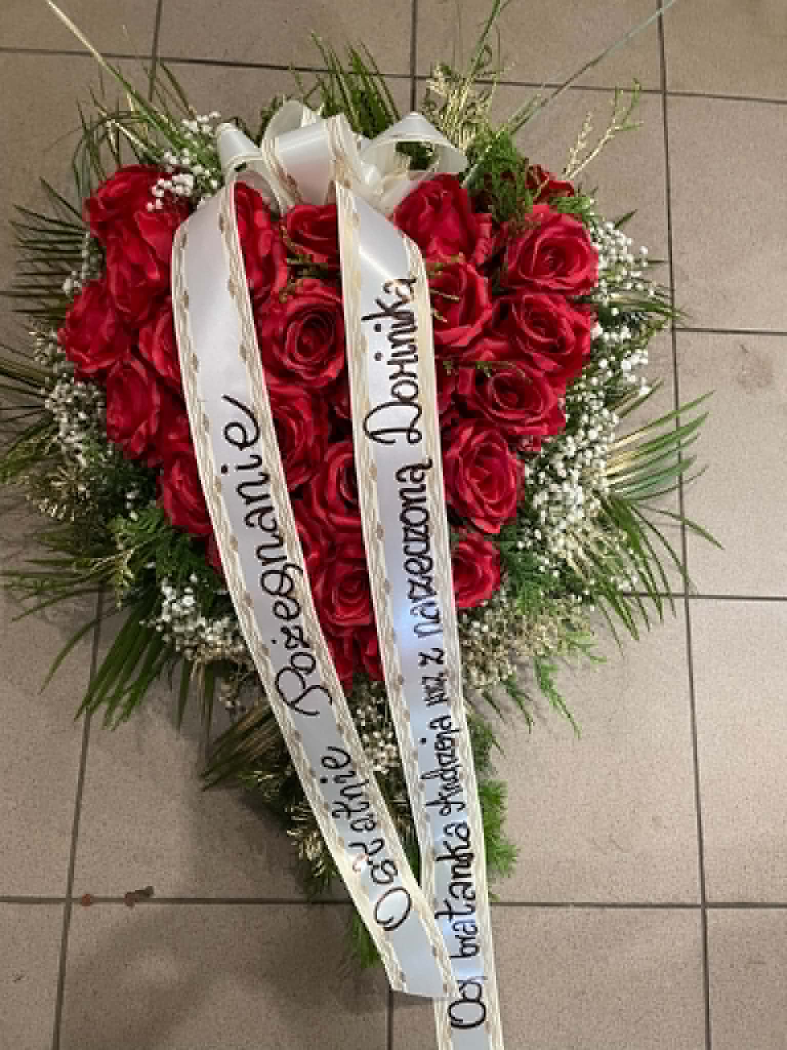 Wiązanka pogrzebowa z czerwonych róż – Kwiaciarnia Julia Zabrzeg