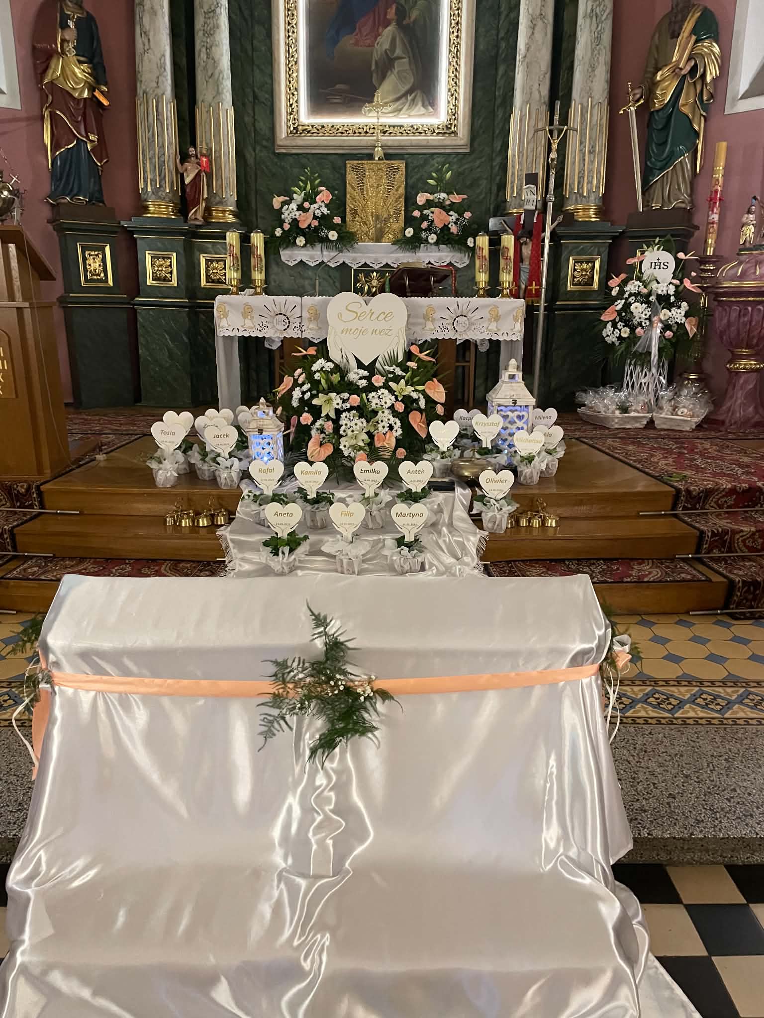 Dekoracja ołtarza na Pierwszą Komunię Świętą – Kwiaciarnia Julia Zabrzeg