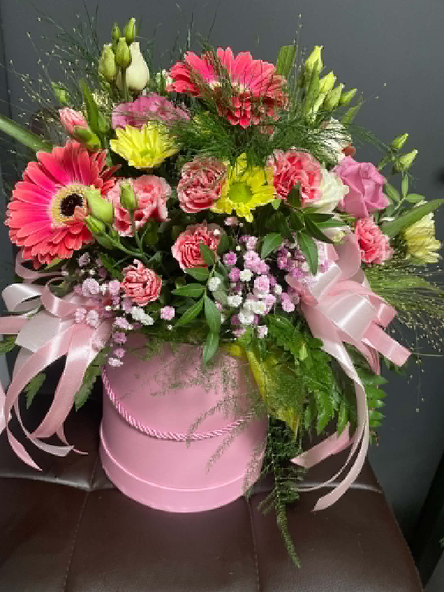 Flowerbox różowy z gerberami – Kwiaciarnia Julia Zabrzeg