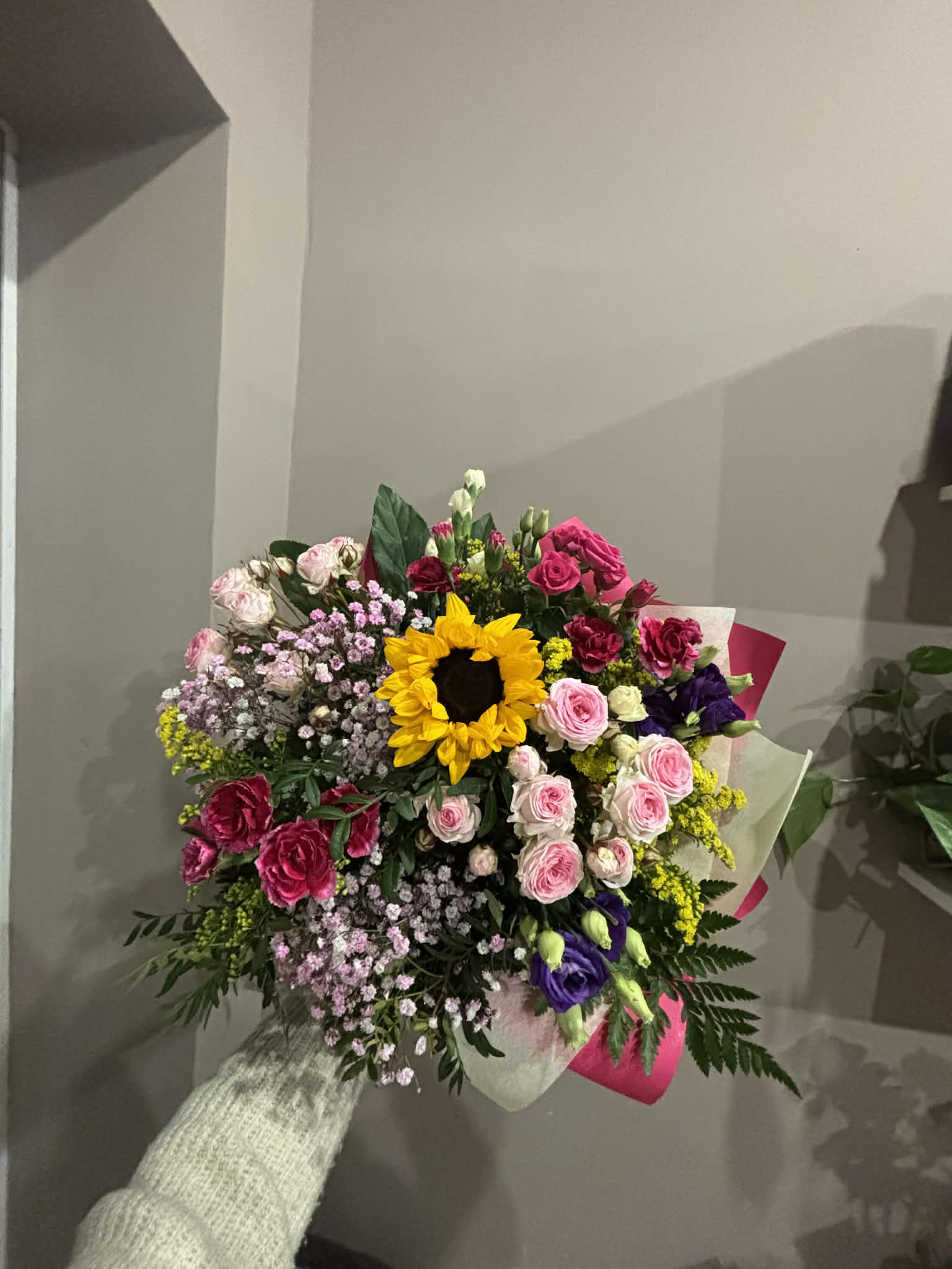 Kolorowy bukiet ze słonecznikiem i różami