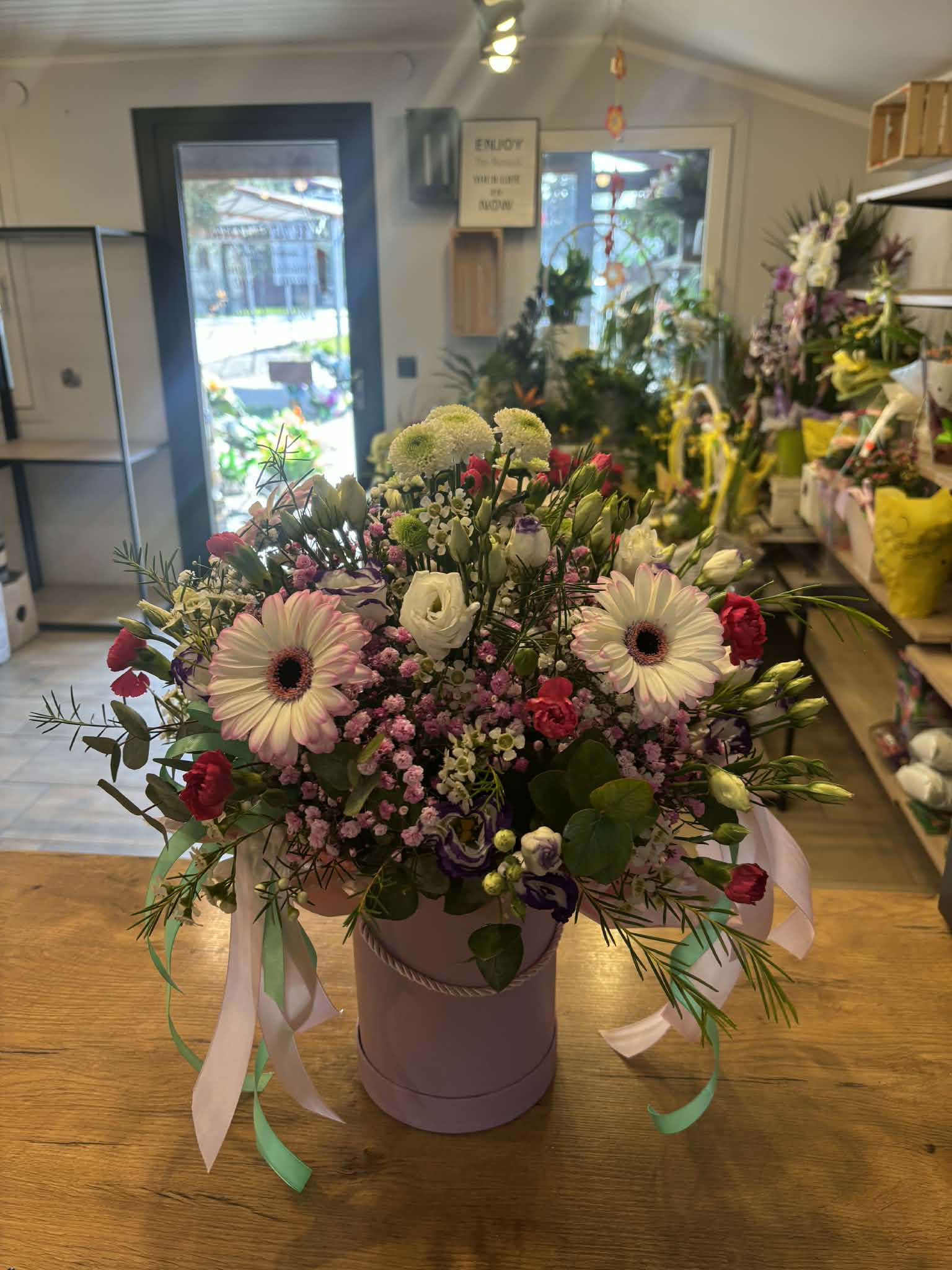 Flowerbox z gerberami we wnętrzu kwiaciarni